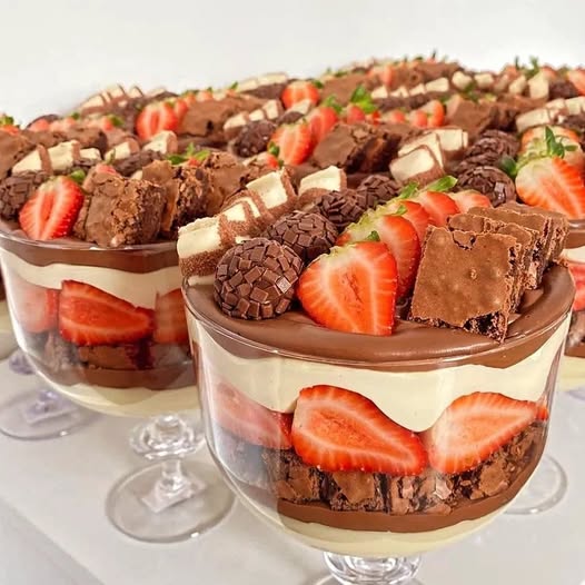Mousse de Ninho com Brownie e morangos